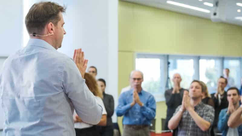 Björn Heede führt die Wirkung der Quantenheilung Selbstanwendung vor.