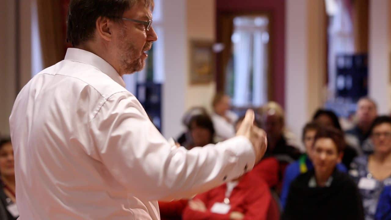 Günter Heede erklärt in der Quantenheilung Ausbildung die Prinzipien dahinter