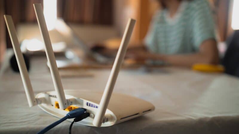 Elektrosmog kann erhebliche Auswirkungen auf unseren Schlaf haben und zu Schlafstörungen führen.