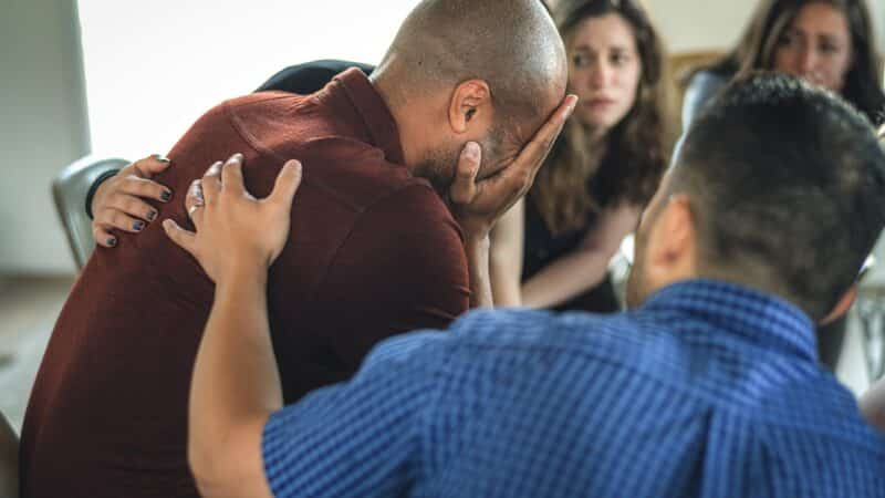 Emotionen wie Trauer oder Angst können ebenfalls zu Schlafstörungen führen.