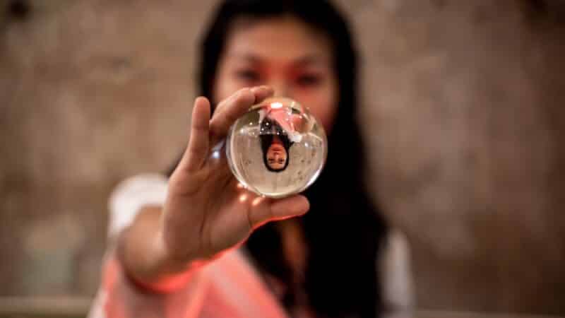 Asian woman showing a crystal sphere Selbstfindung -beschäftige Dich mit Deinem Inneren