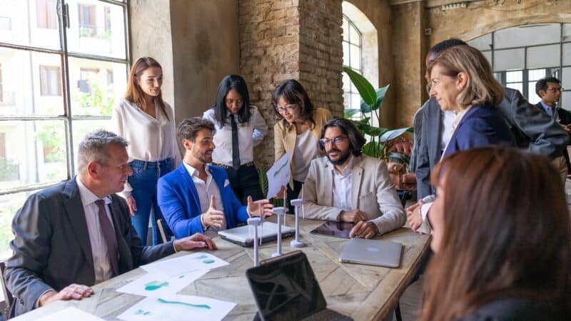 Multiracial business people discussing about energetic crisis and creating a sustainable innovation project as alternative Durchsetzungsvermögen kann bei Meetings helfen die eigene Position zu vertreten.