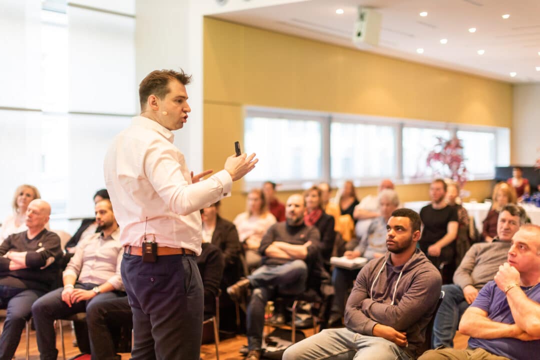 Schritt für Schritt geht es mit der richtigen Quantenheilungs Anleitung auch in großen Gruppen spielend einfach!