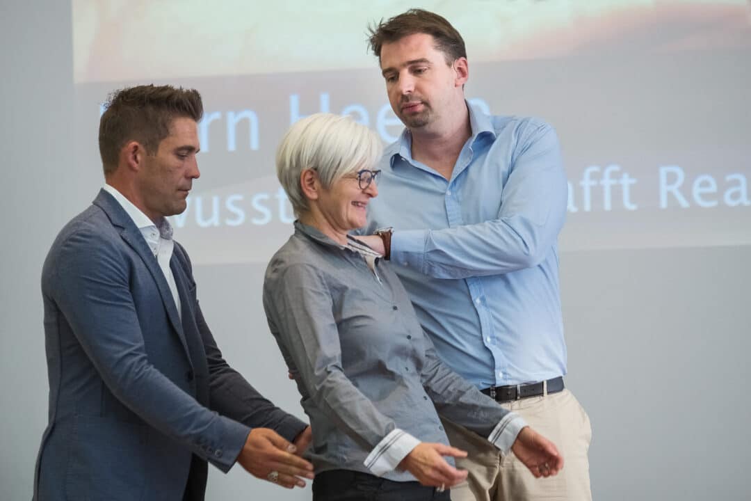 Die häufgste Reaktion ist bei den meisten Menschen, dass sie direkt bei der Anwendung von Quantenheilung umfallen. Wichtig ist das man mit der richtigen Anleitung vor geht.